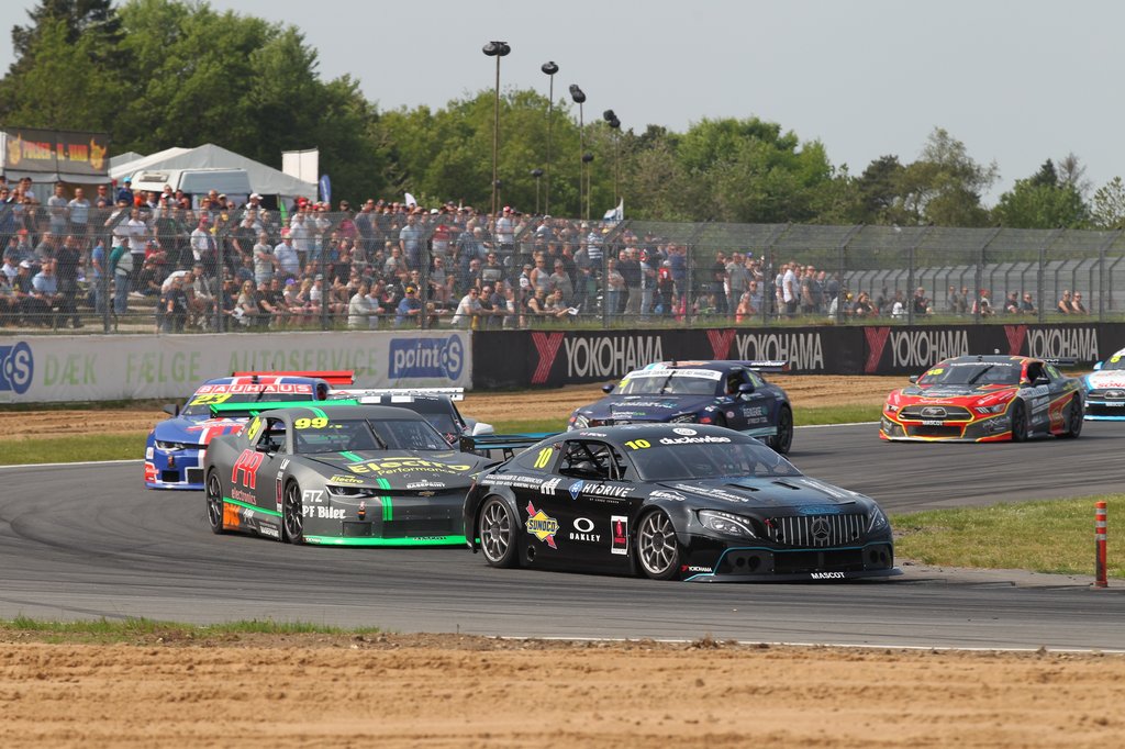 Ronnie Bremer (10) gik i andet heat i front foran Frederik Schandorff (99) i andet kvalifikationsheat
(Foto: Henning Smed)